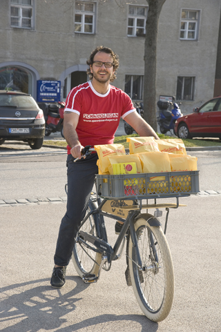 Fahrer beim Bäckerboten